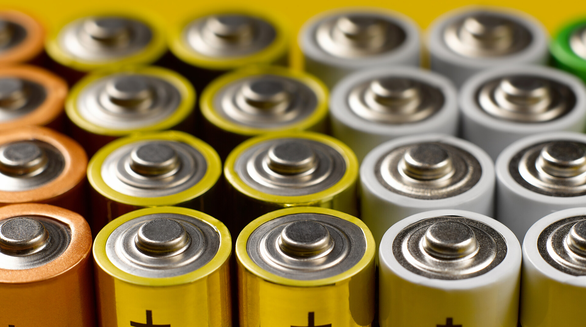 aluminum-ion-batteries-charge-faster-last-longer-the-aluminum